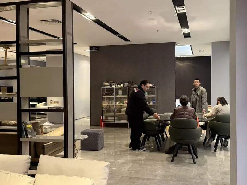  上海楼市回暖态势强劲，普陀家居卖场迎来消费热潮；客流量与销售额显著增长。 房产家居