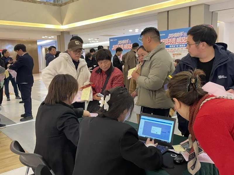  上海楼市回暖态势强劲，普陀家居卖场迎来消费热潮；客流量与销售额显著增长。 房产家居