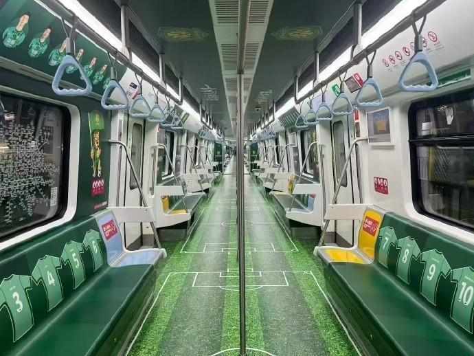  北京地铁推出国安联名车厢；球迷氛围一路延续至工体。 体育新闻