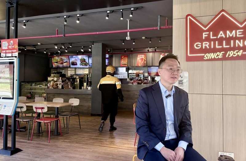  汉堡王中国深化拼好饭合作，麻辣鸡排堡成爆款带动订单显著增长；用户数据驱动本土化创新，质价比策略显现成效。 新闻 汉堡王中国深化拼好饭合作，麻辣鸡排堡成爆款带动订单显著增长；用户数据驱动本土化创新，质价比策略显现成效。 新闻