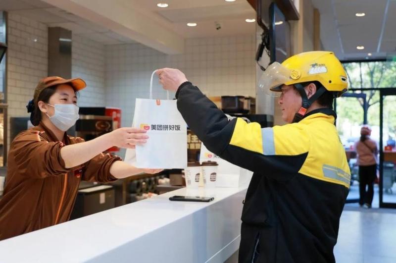  汉堡王中国深化拼好饭合作，麻辣鸡排堡成爆款带动订单显著增长；用户数据驱动本土化创新，质价比策略显现成效。 新闻 汉堡王中国深化拼好饭合作，麻辣鸡排堡成爆款带动订单显著增长；用户数据驱动本土化创新，质价比策略显现成效。 新闻