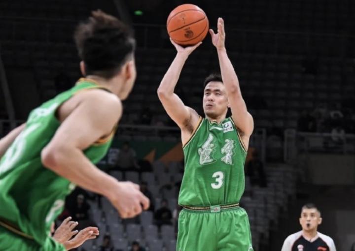 辽宁逆转同曦,赵继伟直言第三节防守失误严重;三连客考验团队深度,需要更多球员挺身而出。 体育新闻