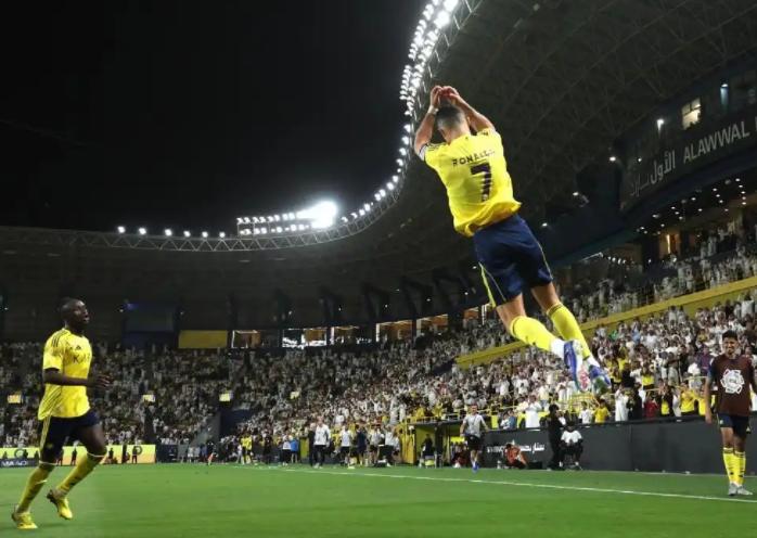  那个深夜，三座城市同时沸腾：关于坚持、逆转与命运转折的足球故事 体育新闻 那个深夜，三座城市同时沸腾：关于坚持、逆转与命运转折的足球故事 体育新闻