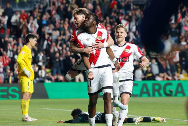  那个深夜，三座城市同时沸腾：关于坚持、逆转与命运转折的足球故事 体育新闻 那个深夜，三座城市同时沸腾：关于坚持、逆转与命运转折的足球故事 体育新闻