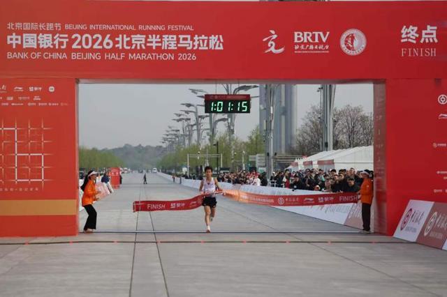  每一个冠军背后，都有一群人为你呐喊 体育新闻