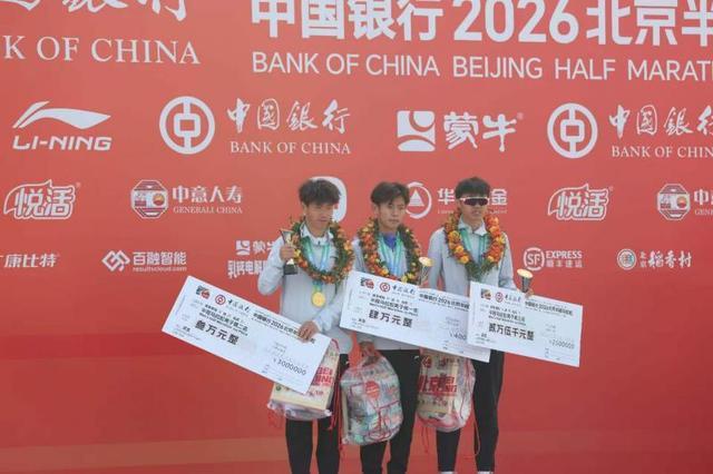  每一个冠军背后，都有一群人为你呐喊 体育新闻